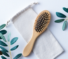 ウッドヘアケアブラシ（巾着付き）